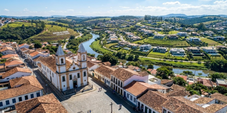Uma vila histórica preservada que virou cidade de condomínios luxuosos no Brasil. / Imagem Ilustrativa