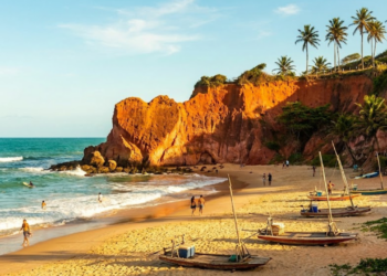 Um balneário famoso do Rio Grande do Norte chama atenção por suas praias de águas azuis e Mata Atlântica preservada