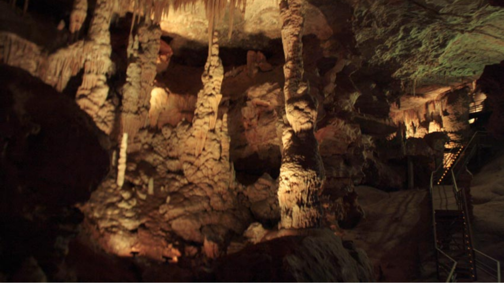 Essa cidade de Minas Gerais chama atenção com cavernas pré-históricas e lagoas seculares a 72 km de Belo Horizonte