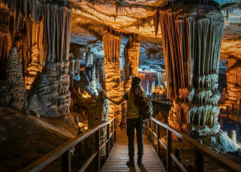 Essa cidade de Minas Gerais chama atenção com cavernas pré-históricas e lagoas seculares a 72 km de Belo Horizonte