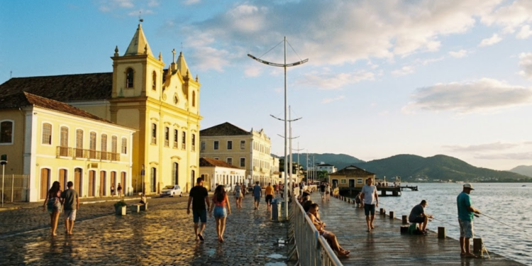 Fundada em 1750, essa cidade a apenas 8 km de Florianópolis vem chamando atenção pela qualidade de vida tranquila