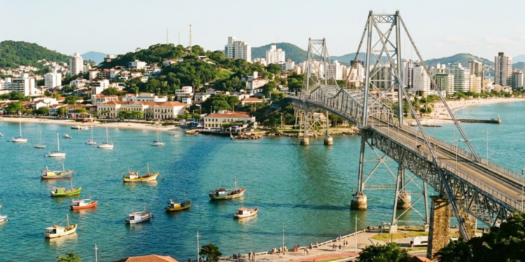 Brasileiros estão migrando em massa para viver e visitar essa ilha paradisíaca conhecida pela qualidade de vida em 2026