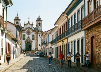 A 1.280 metros de altitude, essa cidade de 1713 encanta com casarões preservados, música nas sacadas e frio na serra