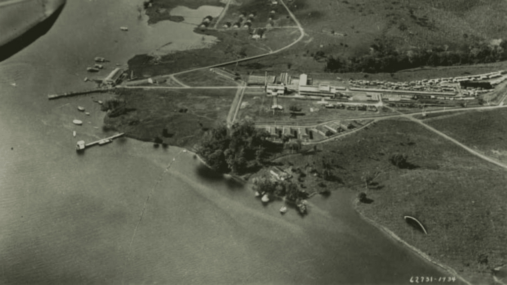 Fordlândia guarda ruínas de fábricas, casas americanas e hospital no meio da Amazônia, lembrando um sonho ousado de modernidade industrial em plena floresta tropical. / Créditos: Wikipédia