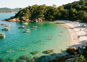Na Costa Esmeralda, uma joia escondida encanta visitantes com mar cristalino e tons que parecem irreais