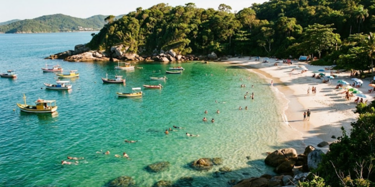 Na Costa Esmeralda, uma joia escondida encanta visitantes com mar cristalino e tons que parecem irreais