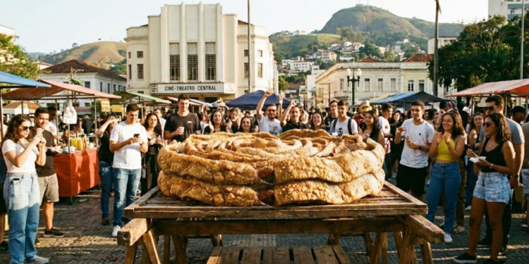 Com recorde de 506 kg de torresmo, cidade mineira se destaca por gastronomia, vida acadêmica intensa e lazer em parques históricos