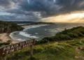 Com mar agitado e preservação ambiental rigorosa, uma das Baías Mais Belas do Mundo encanta com sua beleza em Santa Catarina