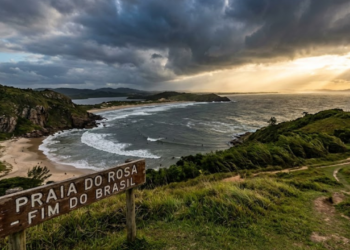 Com mar agitado e preservação ambiental rigorosa, uma das Baías Mais Belas do Mundo encanta com sua beleza em Santa Catarina
