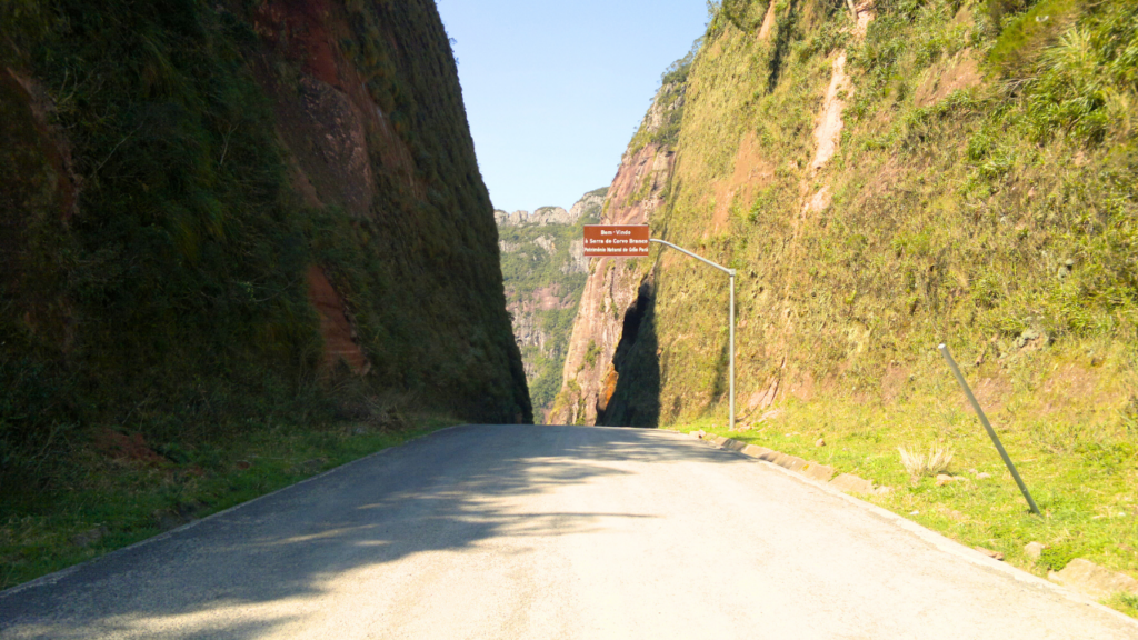 Com curvas de 180° e paredões de 90 metros, essa estrada atravessa rochas formadas há 160 milhões de anos