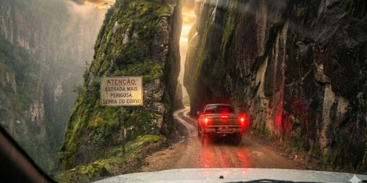 Com curvas de 180° e paredões de 90 metros, essa estrada atravessa rochas formadas há 160 milhões de anos