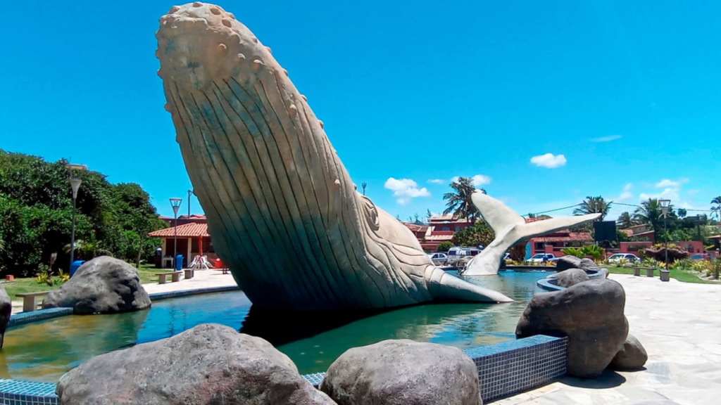 A cidade une 15 praias de águas cristalinas, jazz de graça no mar e história milenar a apenas 170 km da capital do Rio