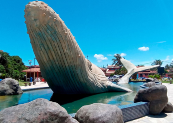 A cidade une 15 praias de águas cristalinas, jazz de graça no mar e história milenar a apenas 170 km da capital do Rio