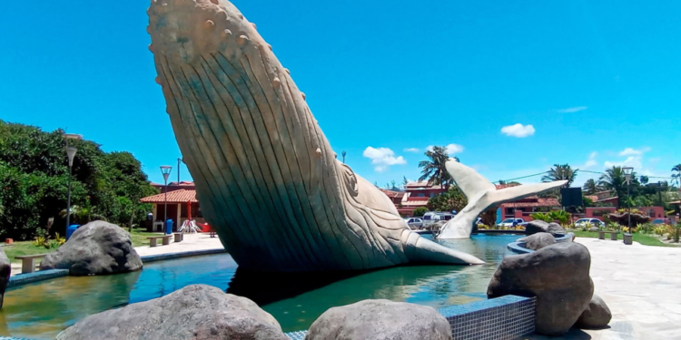 A cidade une 15 praias de águas cristalinas, jazz de graça no mar e história milenar a apenas 170 km da capital do Rio