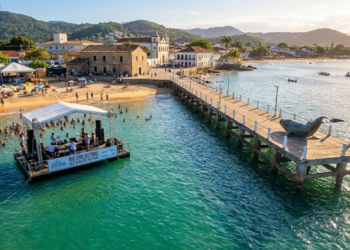 A cidade une 15 praias de águas cristalinas, jazz de graça no mar e história milenar a apenas 170 km da capital do Rio