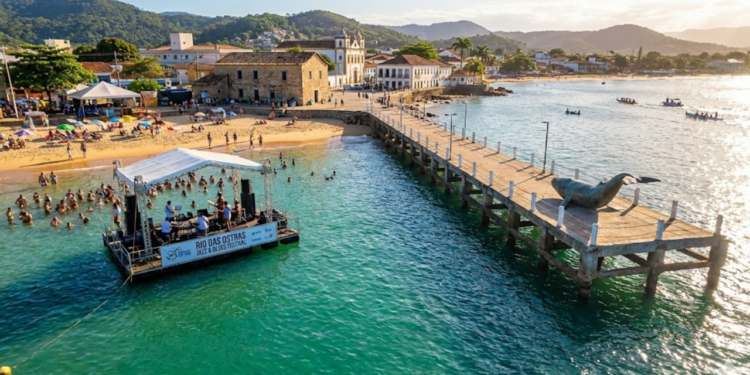 A cidade une 15 praias de águas cristalinas, jazz de graça no mar e história milenar a apenas 170 km da capital do Rio