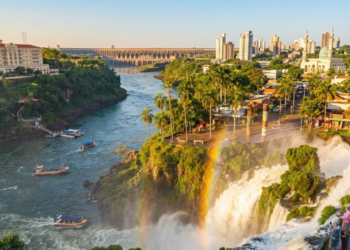 275 quedas d’água e uma usina que usou concreto de 210 Maracanãs formam uma das 7 maravilhas naturais do mundo