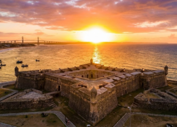 A cidade com 300 dias de sol por ano que foi base de 20 mil aeronaves americanas em 1942 e tem um forte em formato de estrela
