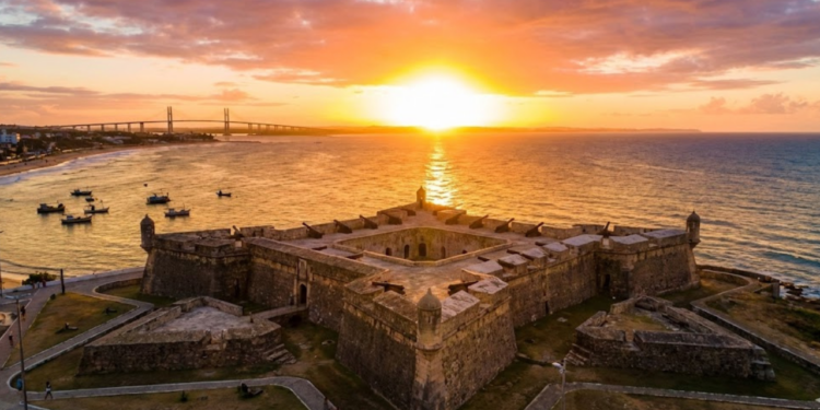 A cidade com 300 dias de sol por ano que foi base de 20 mil aeronaves americanas em 1942 e tem um forte em formato de estrela