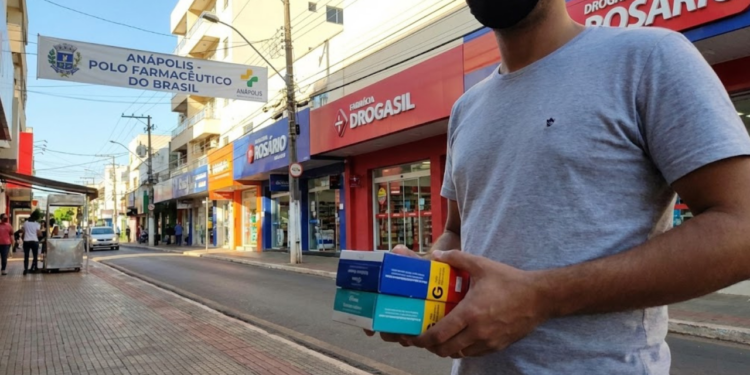 A "Manchester Goiana" a 1.000m de altitude, produz seis dos dez remédios mais vendidos e move a saúde do Brasil