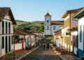 A vila histórica de 1727 que esconde 80 cachoeiras e encanta quem busca paz a poucos quilômetros da capital