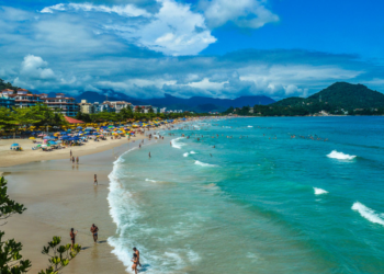 A cidade com a maior ciclovia à beira-mar do Brasil está conquistando visitantes pela beleza paradisíaca sem perder conforto