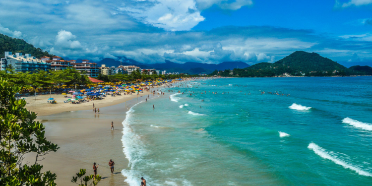 A cidade com a maior ciclovia à beira-mar do Brasil está conquistando visitantes pela beleza paradisíaca sem perder conforto