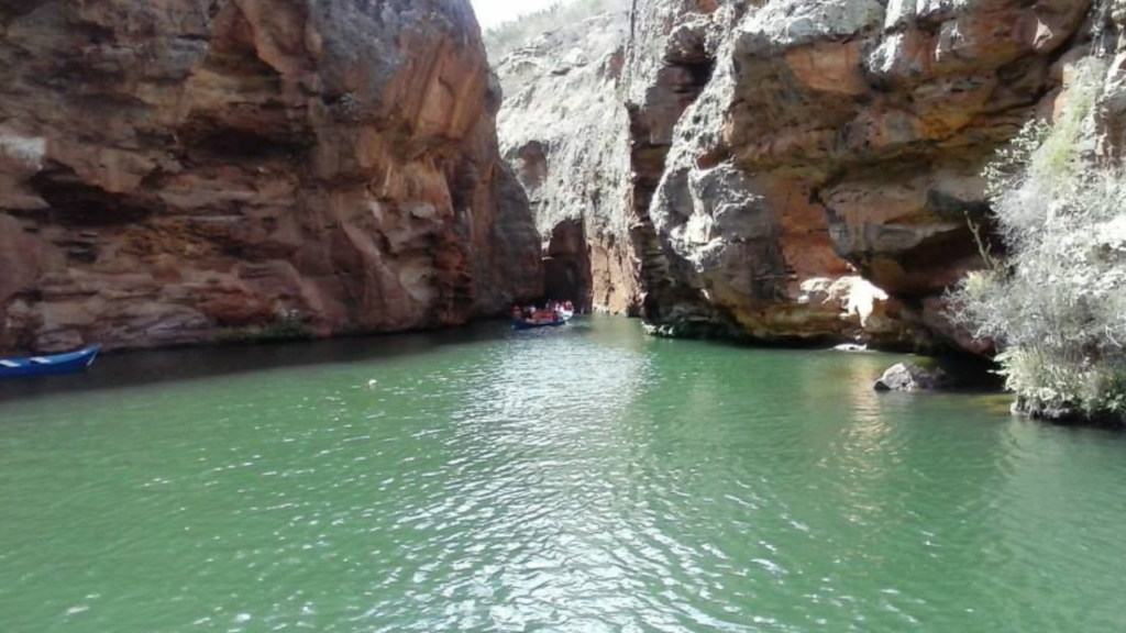 O 5º maior cânion navegável do mundo fica no sertão do Nordeste e tem águas verde-esmeralda encantadoras de conhecer