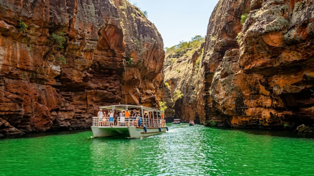 O 5º maior cânion navegável do mundo fica no sertão do Nordeste e tem águas verde-esmeralda encantadoras de conhecer
