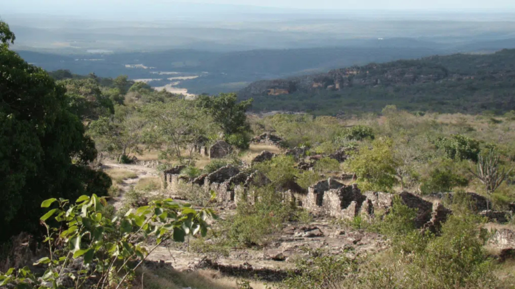 A “Machu Picchu Brasileira” é uma vila quase fantasma que foi de 9 mil para 400 moradores com a queda do garimpo na Bahia