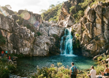 Rochas de 1 bilhão de anos em paredões de quartzo e cachoeiras azuis estão chamando atenção de místicos no interior de Goiás