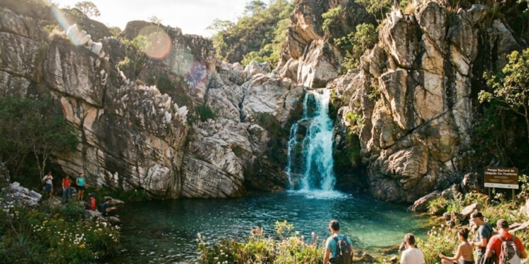Rochas de 1 bilhão de anos em paredões de quartzo e cachoeiras azuis estão chamando atenção de místicos no interior de Goiás