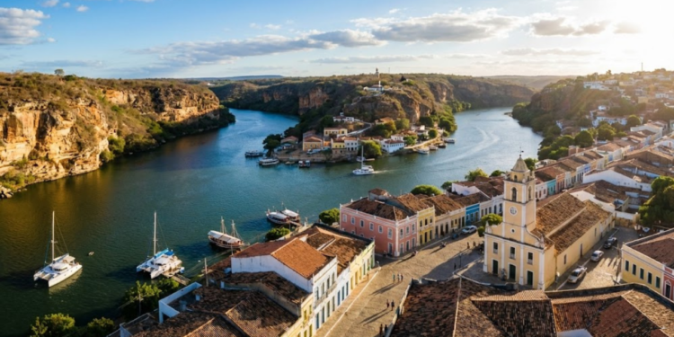 Fundada em 1887, a "Lapinha do Sertão" é uma vila no Nordeste única ao unir cânions imensos a casarões históricos desde o século XIX