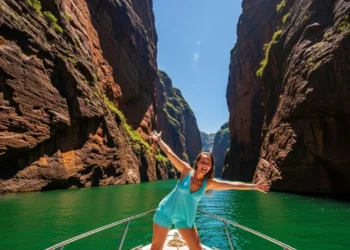 Um balneário de água doce onde paredões rochosos formam cânions com mais de 20m e quedas d’água esmeralda em Minas Gerais