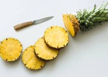 Como plantar abacaxi em casa usando apenas a "coroa" que você ia jogar fora