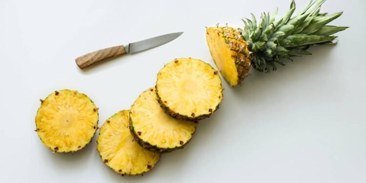 Como plantar abacaxi em casa usando apenas a "coroa" que você ia jogar fora