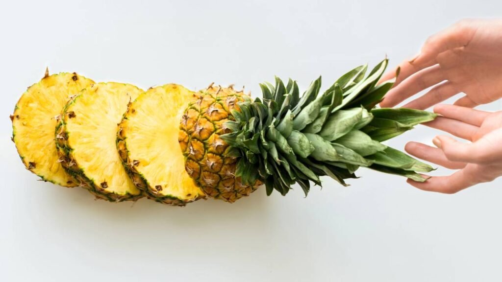 Como plantar abacaxi em casa usando apenas a "coroa" que você ia jogar fora