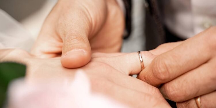 A aliança de casamento na mão esquerda costuma representar a transição do noivado para o casamento - Créditos: depositphotos.com / Marharyta_Hanhalo