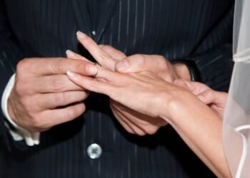 Por que alianças de casamento ficam em um dedo específico da mão esquerda