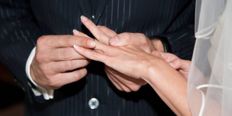 Por que alianças de casamento ficam em um dedo específico da mão esquerda