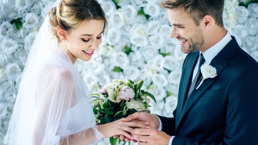 Por que alianças de casamento ficam em um dedo específico da mão esquerda