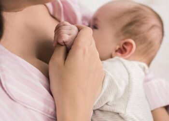 O "Leite Noturno" tem Melatonina: por que amamentar no escuro ajuda a regular o relógio biológico do bebê