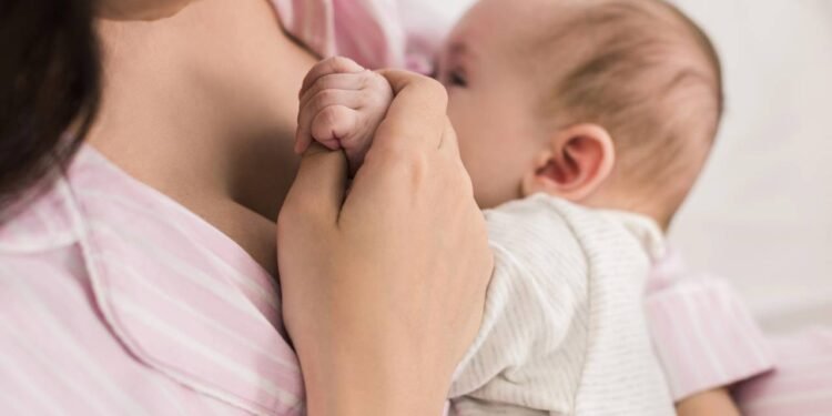 O "Leite Noturno" tem Melatonina: por que amamentar no escuro ajuda a regular o relógio biológico do bebê