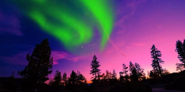 Na astronomia e na geofísica, a aurora boreal é entendida como uma manifestação visível da atividade solar - Créditos: depositphotos.com / surangastock