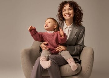 Cantinho de leitura modular com estantes baixas e almofadas que se adaptam ao tamanho da criança