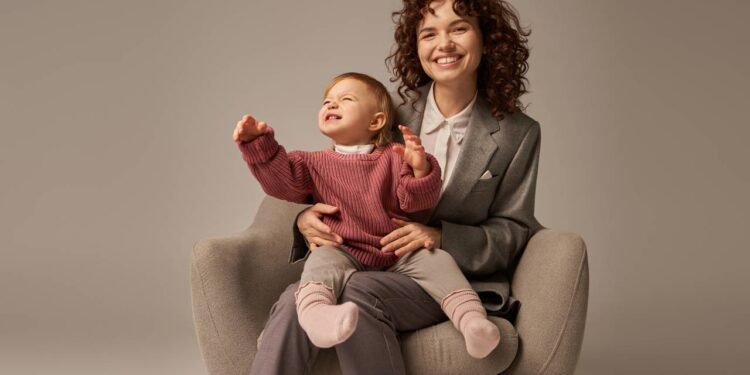 Cantinho de leitura modular com estantes baixas e almofadas que se adaptam ao tamanho da criança