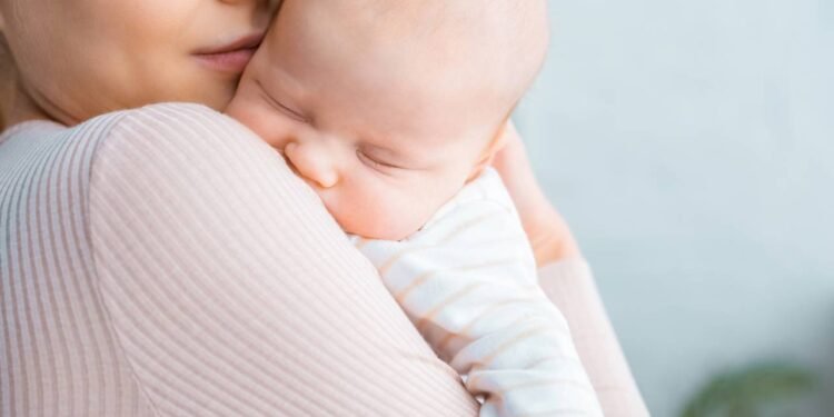 Recém-nascido em contato direto com a pele dos pais para regulação do sistema nervoso