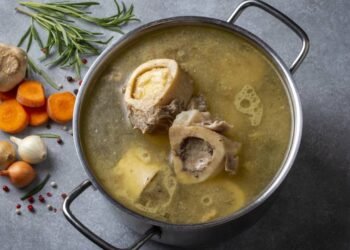 Caldo de ossos pode fortalecer articulações e melhorar a digestão naturalmente