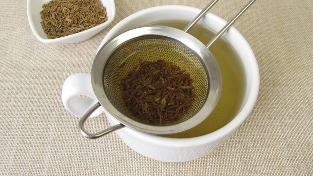 Preparo de uma infusão botânica que combate o inchaço e promove alívio digestivo