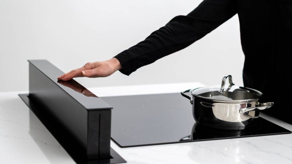 Placa de cozinha com sucção interna removendo fumaça e odores de forma silenciosa